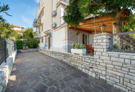 Selce, prekrasna villa od 600 m2 sa okućnicom od 720 m2, Crikvenica, Famiglia