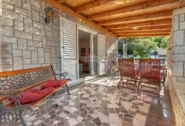 Selce, prekrasna villa od 600 m2 sa okućnicom od 720 m2, Crikvenica, Famiglia