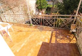 Rovinj,pola kuće s vrtom60m2 i poslovnim prostorom-otvoreni pogled na more-40m od mora, Rovinj, Ev