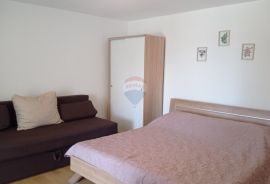 Jadranovo, samostojeća kuća sa tri apartmana, 185 m2, prodaje se, Crikvenica, Haus