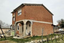 Istra, okolica Svetvinčenta, kuća roh bau, Svetvinčenat, Famiglia