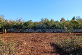 Istra, Peroj, atraktivno zemljište, 200m od plaže, Vodnjan, Terreno