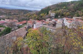 Pazin, Lupoglav, kamena kuća za adaptaciju s prostranim pogledom na cijelo mjesto, Lupoglav, Kuća