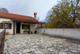 BUZET, OKOLICA ROČA, KUĆA 178M2+APARTMAN 42M2+OKUĆNICA 220M2, Buzet, Дом