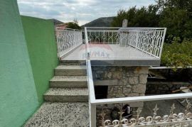 Bribir, N.Vinodolski, Renovirana kuća s dvorištem 300 m od centra, Vinodolska Općina, بيت