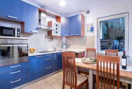 OPATIJA, Centar - Etaža Ville sa 4 apartmana sa prekrasnim pogledom i parkingom, Opatija, Kвартира