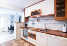 OPATIJA, Centar - Etaža Ville sa 4 apartmana sa prekrasnim pogledom i parkingom, Opatija, Kвартира