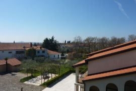 Velika obiteljska kuća sa 4 stana u blizini Poreča, Poreč, House