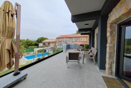 OTOK KRK,DOBRINJ -moderno  kamena villa sa bazenom, Dobrinj, بيت