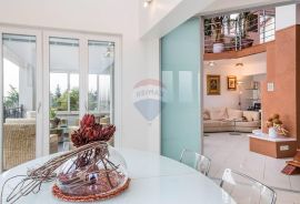 OPATIJA- luksuzan penthouse, sa terasom 80 m2, okućnicom 180 m2, parkingom, 150 m od mora, Opatija, Daire