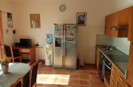 RAB-kuća sa 8 apartmana, Rab, House