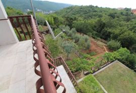 Samostojeća kuća s 2 uređena stana, potkrovljem, prizemljem i 2900m2 okućnice, Rijeka, Casa