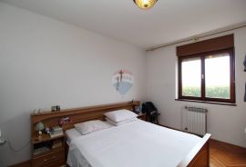 Samostojeća kuća s 2 uređena stana, potkrovljem, prizemljem i 2900m2 okućnice, Rijeka, Casa