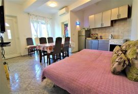 OPATIJA- kuća s 5 apartmana, otvoren pogled na more, garaža, velika okućnica, blizina centra, Opatija, Casa