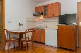 MALI LOŠINJ - VILA SA 10 APARTMANA NA RIJETKOJ I ATRAKTIVNOJ LOKACIJI, Mali Lošinj, Дом