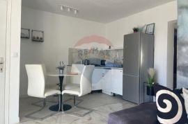 MALINSKA-kuća sa šest apartmana i bazenom -uhodani posao, Malinska-Dubašnica, Maison