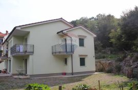 MATULJI - SAMOSTOJEĆA KUĆA SA 2 STANA OKRUŽENA ZELENILOM, Matulji, House