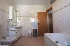 MALINSKA-dva stana i velika okućnica na prodaju, Malinska-Dubašnica, Apartamento