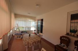 MALINSKA-dva stana i velika okućnica na prodaju, Malinska-Dubašnica, Apartamento