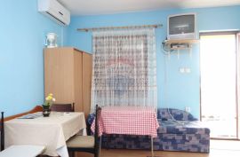 KUĆA SA 4 APARTMANA, SELCE, 300 m OD MORA, Crikvenica, Ev