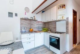 Istra, Medulin- Apartmanska kuća 50m od mora, Medulin, Kuća