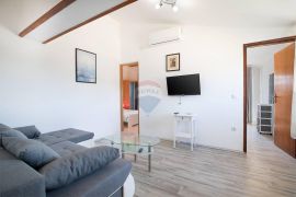 Istra, Medulin- Apartmanska kuća 50m od mora, Medulin, Kuća