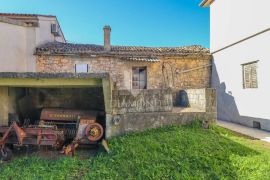 Kuća za renovaciju sa velikim dvorištem u središnjoj Istri!, Pićan, Maison