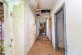 Kuća za renovaciju sa velikim dvorištem u središnjoj Istri!, Pićan, Maison