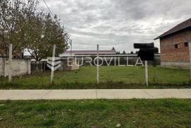 Vukovar, Sajmište, atraktivno građevinsko zemljište 700 m2 s upisanom kućom, Vukovar, Terrain