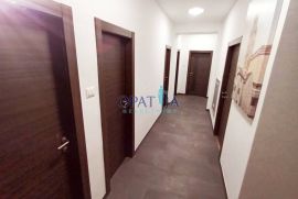 Moderno uređen peterosoban stan (4S+DB) sa velikim balkonom, Rijeka, Appartment