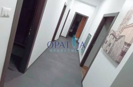 Moderno uređen peterosoban stan (4S+DB) sa velikim balkonom, Rijeka, Appartment