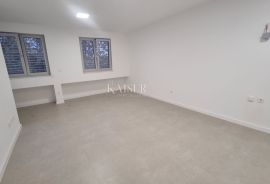 Crikvenica, centar - stan 2S+DB sa liftom, Crikvenica, Appartement