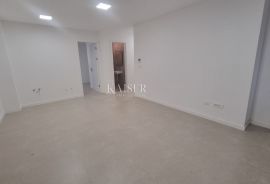 Crikvenica, centar - stan 2S+DB sa liftom, Crikvenica, Appartement