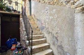 Rovinj,osunčani stan za renovaciju u strogom centru-44m2, Rovinj, Kвартира