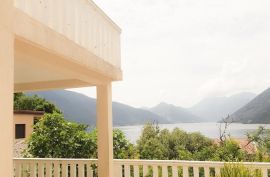 Cozy Two-Story House for Sale, 136 m², in a Picturesque Location, Kotor, Famiglia