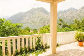 Cozy Two-Story House for Sale, 136 m², in a Picturesque Location, Kotor, Famiglia