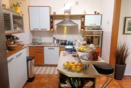 Rijeka, centar - gospodski stan u centru + odvojena garsonijera, Rijeka, Appartment