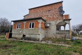 Istra, okolica Pule, velika kuća za renovaciju, Pula, House