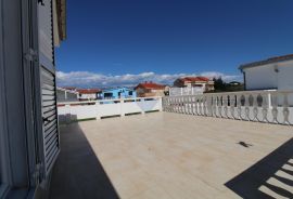 Vrsi, vila 220 m2 prvi red do mora, Nin, بيت