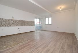 PULA, VELI VRH, komforan stan 1500m od plaže, Fažana, Appartement