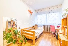 Travno, prekrasan trosoban stan NKP 74 m2, Zagreb, Flat