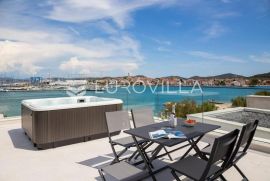 Murter, Betina, NOVOGRADNJA, dvosobni penthouse NKP 128,38 m2, prvi red do mora, Tisno, Διαμέρισμα