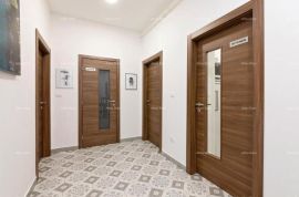 Stan Na prodaju stan, površine 107,14 m², Pula, Pula, Διαμέρισμα