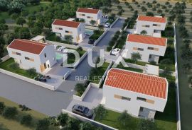 ZADAR, RTINA - Projekt s dozvolama za gradnju 6 luksuznih vila, Ražanac, Terreno