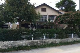 Kuća sa tri apartmana, Donji Karin, Benkovac, بيت