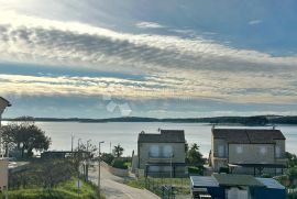 Prostrana kuća sa 9 stanova 100m od plaže!, Medulin, Maison