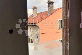 ROVINJ -  kuća s dvije stambene jedinice na mirnoj lokaciji, Rovinj, Дом