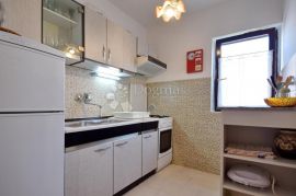 MALINSKA KUĆA - 500 METARA OD MORA, Malinska-Dubašnica, House