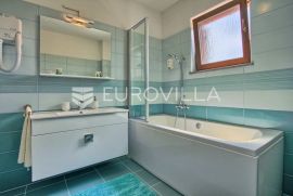 Istra, Svetvinčenat- 294 m2 villa, bazen, jacuzzi te multifunkcionalno igralište na 2000 m2 okućnice, Svetvinčenat, Haus