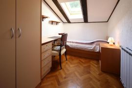 OPATIJA - dio kuće s pogledom na more s 2 stana i 1 apartmanom, Opatija, Kuća